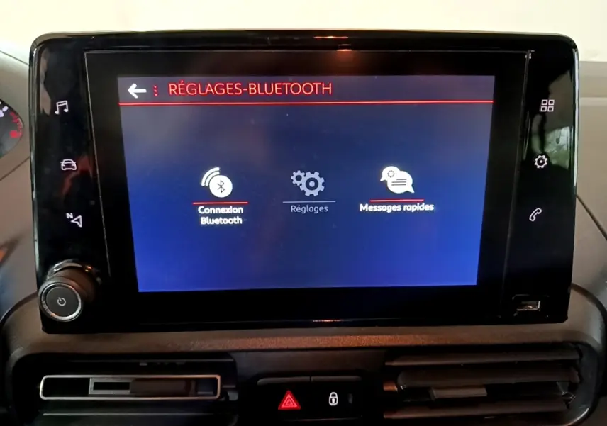 Écran tactile central affichant les réglages Bluetooth dans l'habitacle du Peugeot Rifter marron de 2019.