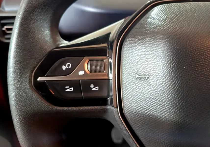 Gros plan sur les commandes gauche du volant noir du Peugeot Rifter BlueHDi 100 Allure 2019.