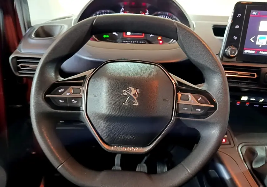 Volant multifonctions Peugeot Rifter BlueHDi 100 Allure vu de face avec tableau de bord et écran tactile visible