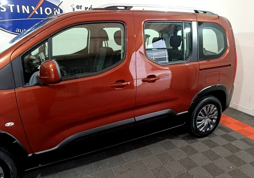 Profil côté gauche du Peugeot Rifter marron 2019 avec rails de toit chromés et jantes alliage visibles.