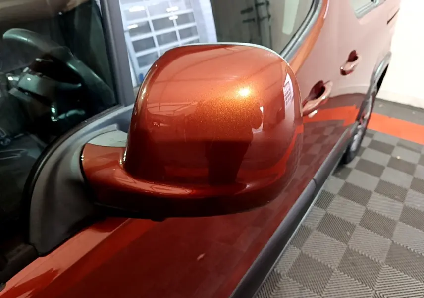 Rétroviseur droit marron métallisé du Peugeot Rifter BlueHDi 100 Allure 2019, vue rapprochée côté conducteur.