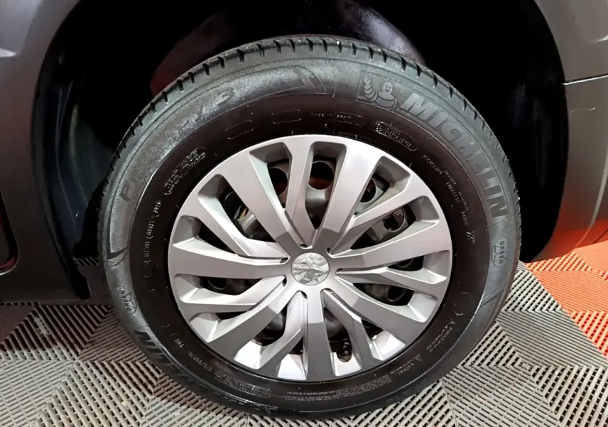 Gros plan sur la roue avant droite du Peugeot Rifter marron avec jante en alliage et pneu Michelin visible.