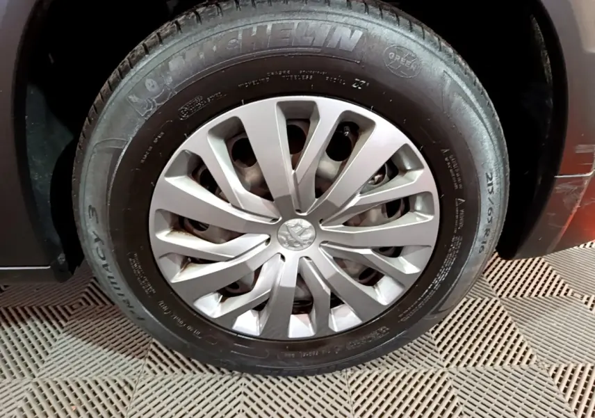 Gros plan sur la roue avant droite marron du Peugeot Rifter BlueHDi 100 Allure avec jante en alliage et pneu Michelin.