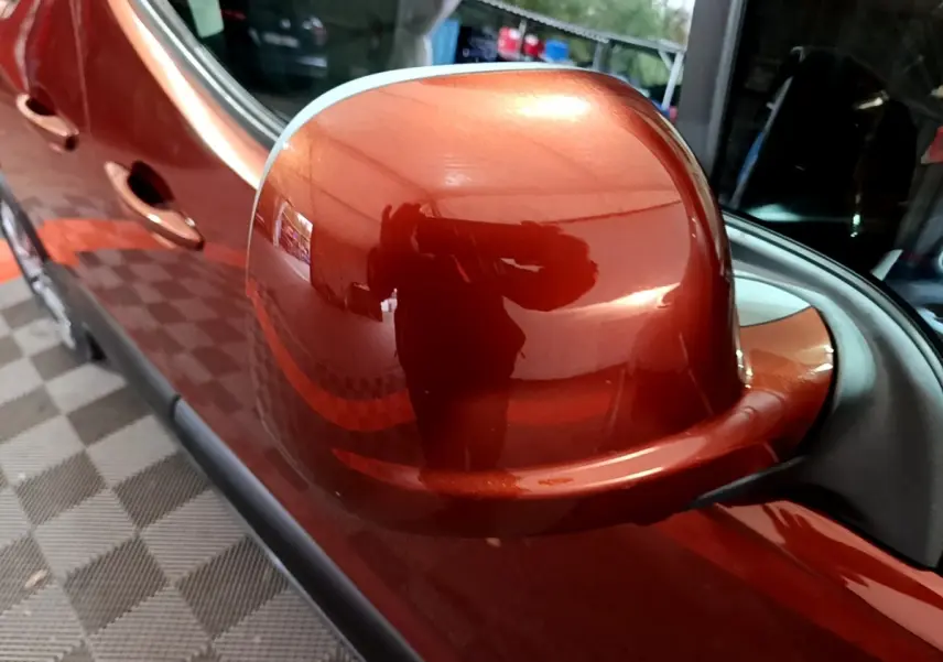 Rétroviseur côté gauche marron métallisé du Peugeot Rifter BlueHDi 100 Allure 2019 avec carrosserie assortie.