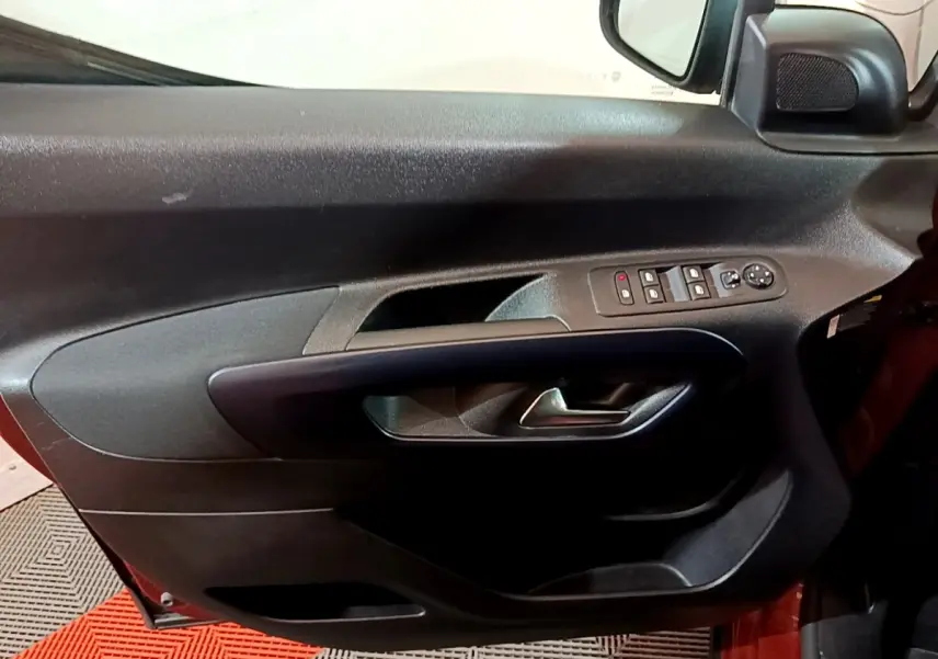 Vue rapprochée de la porte côté gauche du Peugeot Rifter marron, avec commandes électriques et poignée intégrée.