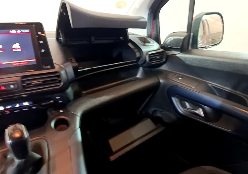 Intérieur avant droit du Peugeot Rifter marron 2019, tableau de bord avec écran tactile et boîte à gants ouverte.