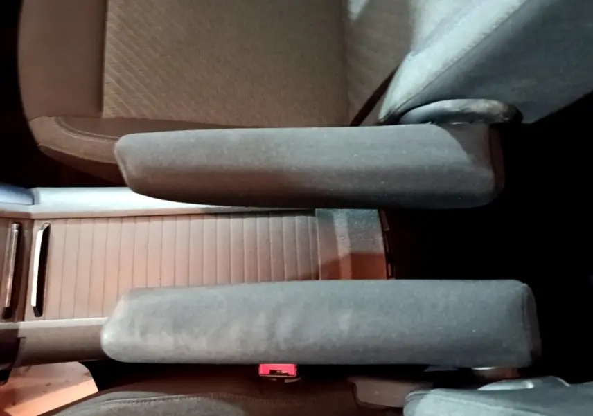 Gros plan sur les accoudoirs avant en tissu gris et marron du Peugeot Rifter BlueHDi 100 Allure 2019.