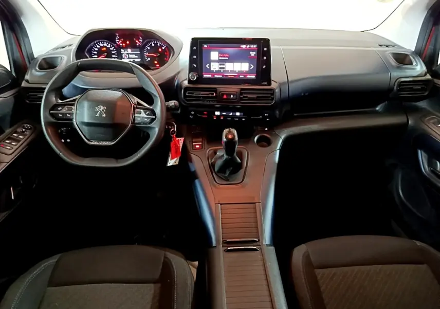 Intérieur noir du Peugeot Rifter BlueHDi 100 Allure 2019, vue frontale sur tableau de bord et volant multifonctions.