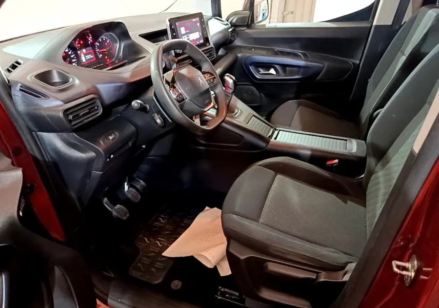 Intérieur côté conducteur du Peugeot Rifter marron 2019, tableau de bord avec écran tactile et volant multifonctions.