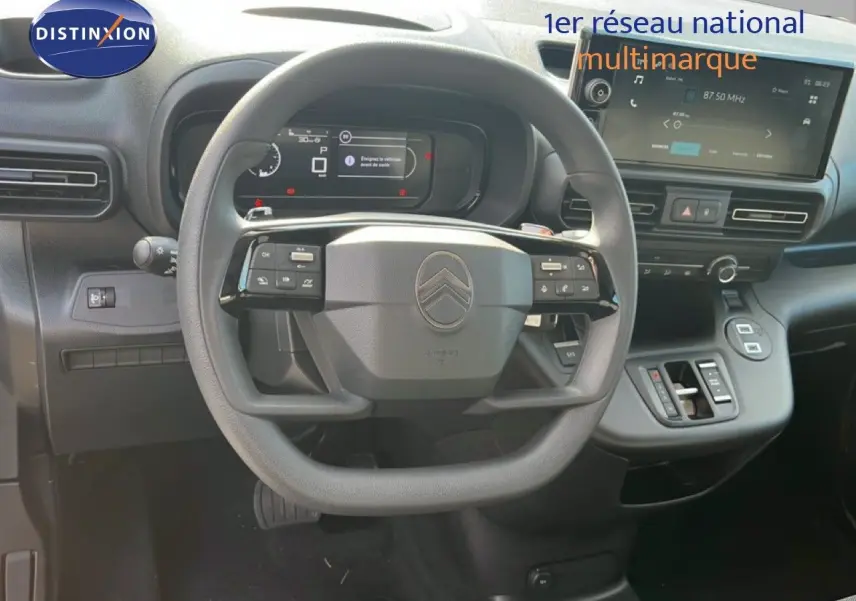Vue intérieure centrée sur le volant multifonction et le tableau de bord numérique du Citroën Berlingo 2025.