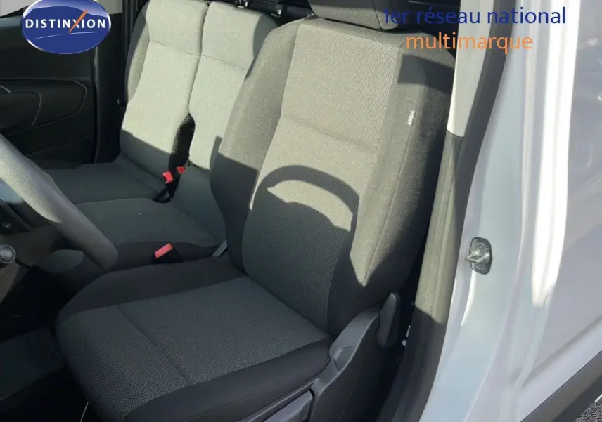 Vue intérieure côté droit du siège avant en tissu gris du Citroën Berlingo blanc Icy 2025, porte ouverte.