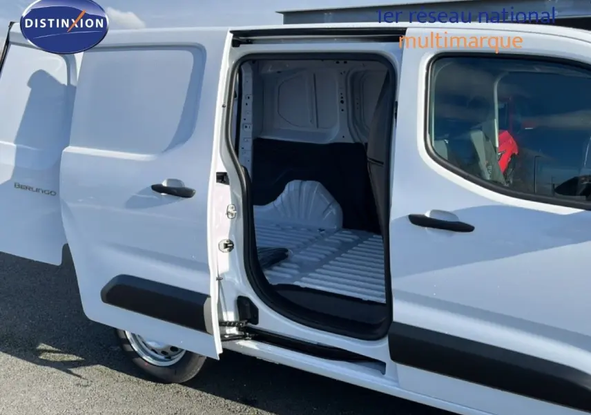 Vue latérale droite d’un Citroën Berlingo blanc icy 2025 avec porte coulissante ouverte dévoilant l’espace de chargement vide.