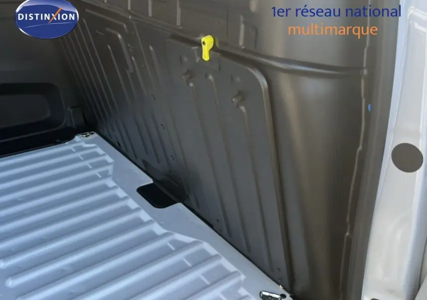 Vue intérieure de la zone de chargement du Citroën Berlingo Van blanc Icy, montrant la cloison arrière métallique et le plancher nervuré.