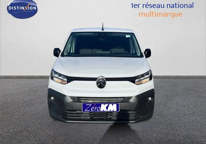 Vue frontale d'un Citroën Berlingo blanc Icy 2025 avec calandre noire et pare-chocs foncé, en arrière-plan neutre.