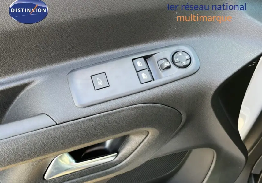 Gros plan sur la commande des vitres et rétroviseurs côté conducteur du Citroën Berlingo blanc Icy 2025.