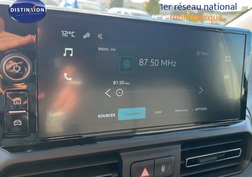 Écran tactile central du tableau de bord du Citroën Berlingo 2025, affichant la radio FM à 87,50 MHz.