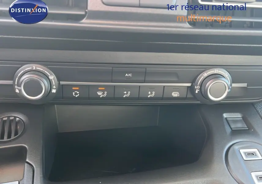 Tableau de bord du Citroën Berlingo 2025 blanc Icy, vue centrée sur les commandes de climatisation et ventilation.