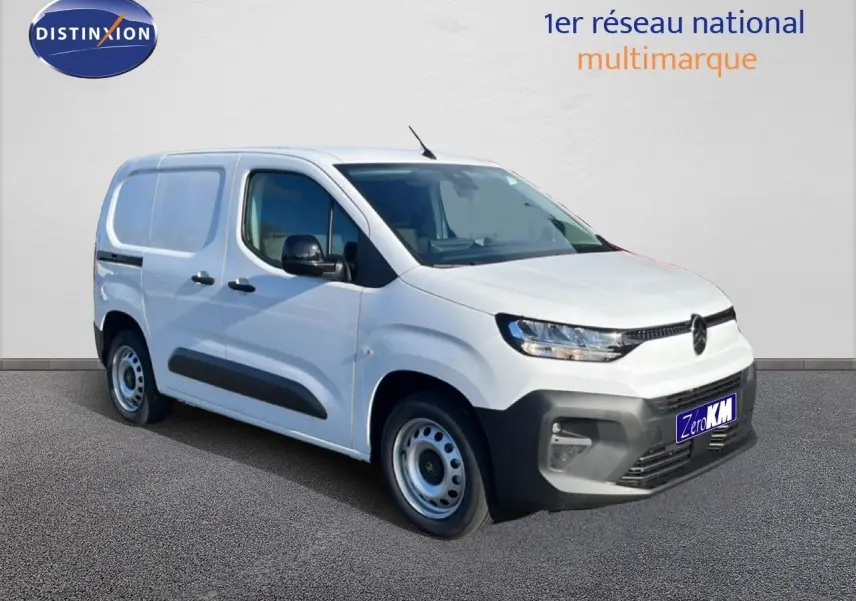 Vue 3/4 avant gauche d’un Citroën Berlingo blanc Icy version utilitaire avec pare-chocs noirs et jantes acier.