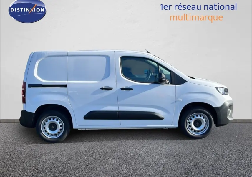 Vue de profil côté droit d’un utilitaire Citroën Berlingo blanc Icy, version Van 2025 avec protections noires sur les portes.