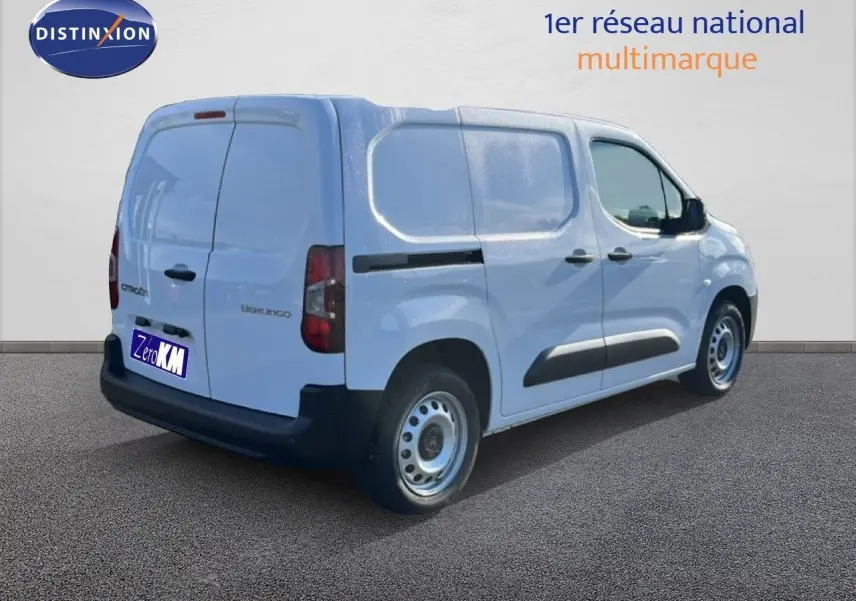 Vue 3/4 arrière droite d’un Citroën Berlingo blanc Icy version utilitaire avec portes arrière battantes et jantes acier.