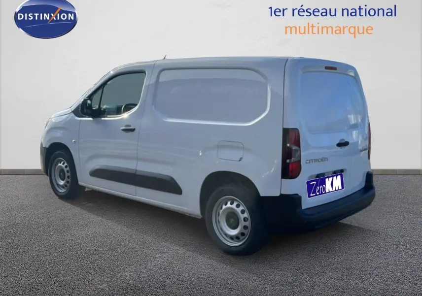 Vue 3/4 arrière droite d'un Citroën Berlingo blanc Icy version utilitaire avec protections latérales noires.