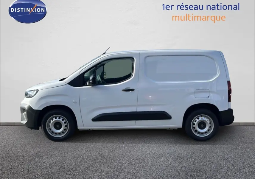 Profil droit du Citroën Berlingo Van blanc Icy 2025 avec protections latérales noires et jantes acier.