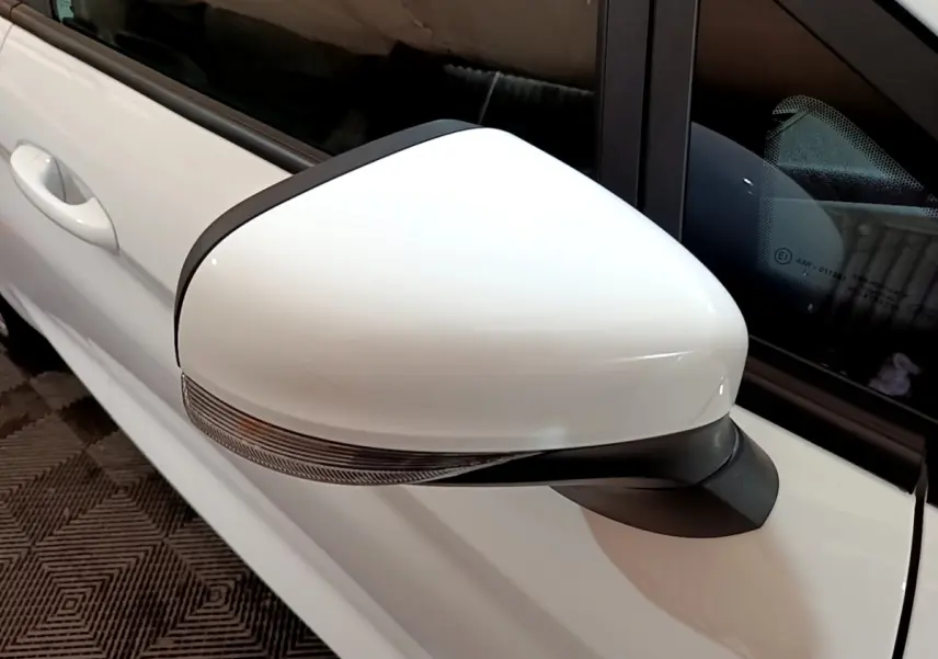 Gros plan sur le rétroviseur droit blanc de la Ford Fiesta 2022, avec clignotant intégré et portière assortie.