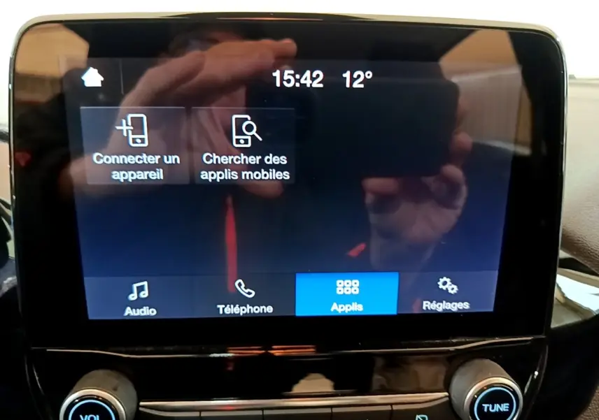 Écran tactile central de 8 pouces de la Ford Fiesta blanche 2022, affichant options de connexion et applications.