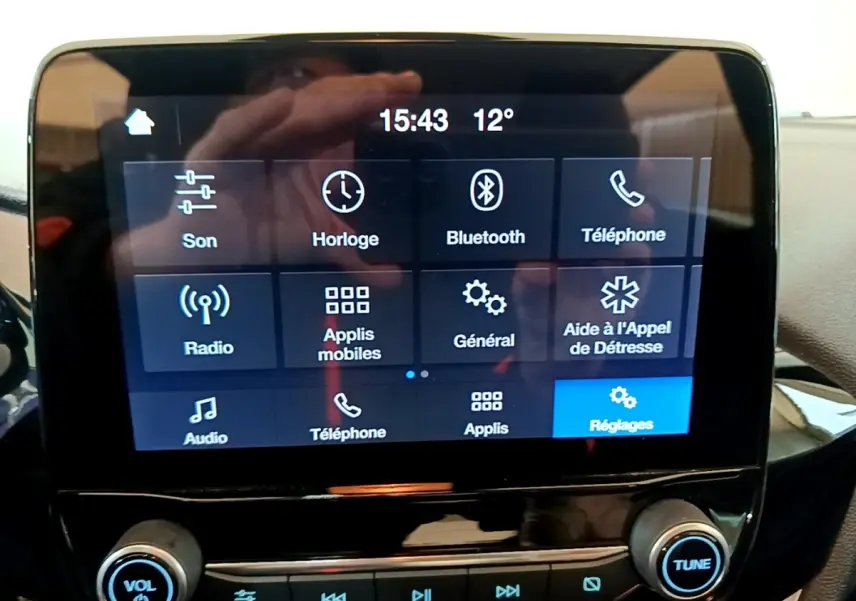 Écran tactile central de la Ford Fiesta 2022 affichant le menu Bluetooth et réglages, vue intérieure rapprochée.