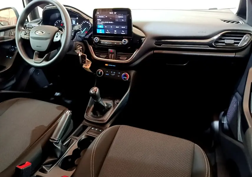 Intérieur avant de la Ford Fiesta 2022, vue côté conducteur, tableau de bord avec écran tactile 8 pouces et boîte manuelle.