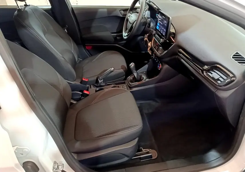 Intérieur noir de la Ford Fiesta 1.1 75ch Cool & Connect 2022 vu côté conducteur, avec écran tactile central.