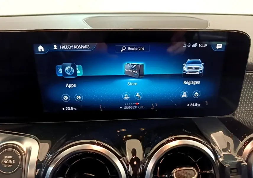 Écran tactile central du tableau de bord du Mercedes GLB 200 d Business Line 2021, finition noire brillante.