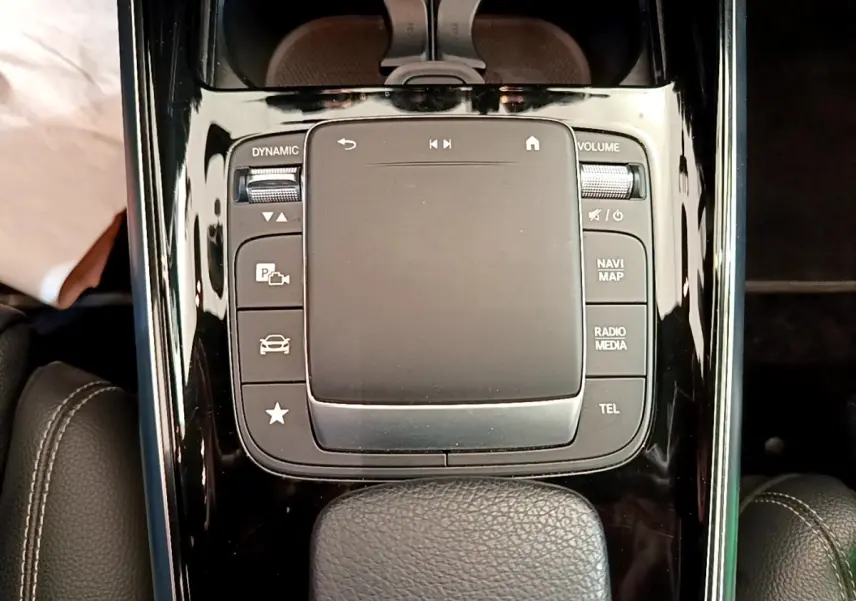 Vue rapprochée du pavé tactile central noir brillant avec commandes multimédia du Mercedes GLB 200 d Business Line 2021.