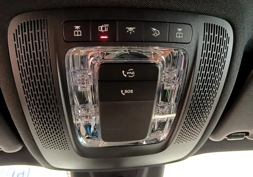 Vue en contre-plongée du plafonnier noir avec commandes SOS et éclairage d’un Mercedes GLB 200 d Business Line gris foncé 2021.