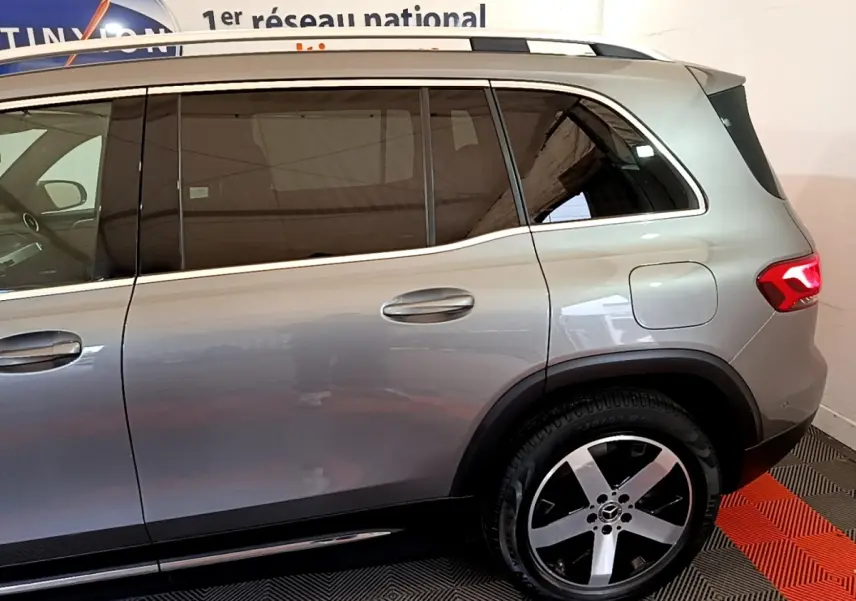 Vue latérale droite d'un Mercedes GLB 200 d Business Line gris foncé avec jantes alliage et vitres teintées.