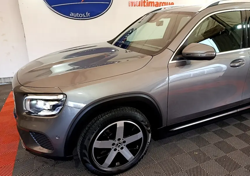Vue 3/4 avant droite d’un Mercedes GLB 200 d Business Line gris foncé avec jantes alliage cinq branches.
