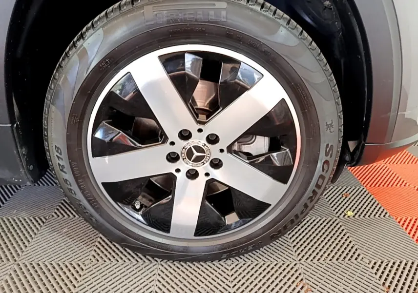 Gros plan sur la roue avant droite du Mercedes GLB 200 d Business Line gris foncé avec jante alliage bicolore.