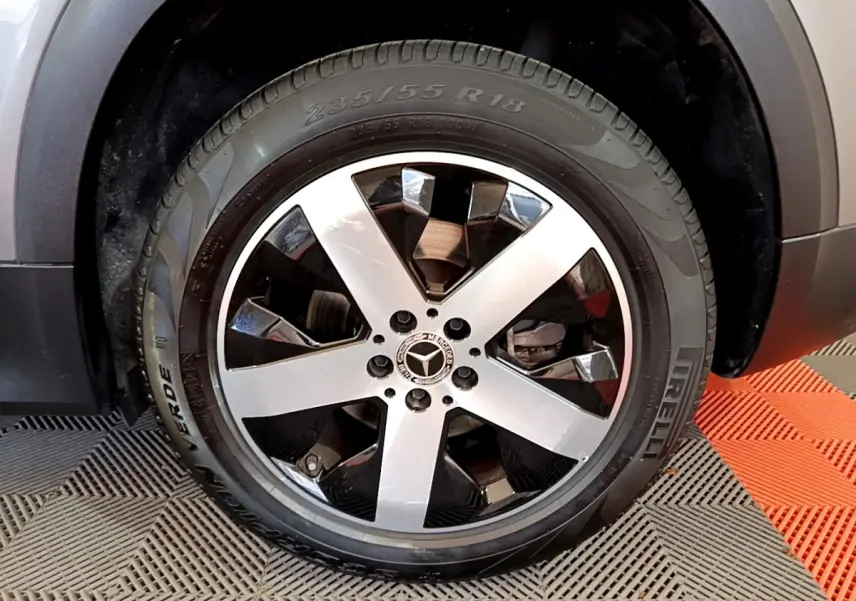 Gros plan sur la roue avant droite avec jante alliage bicolore du Mercedes GLB 200 d Business Line gris foncé.