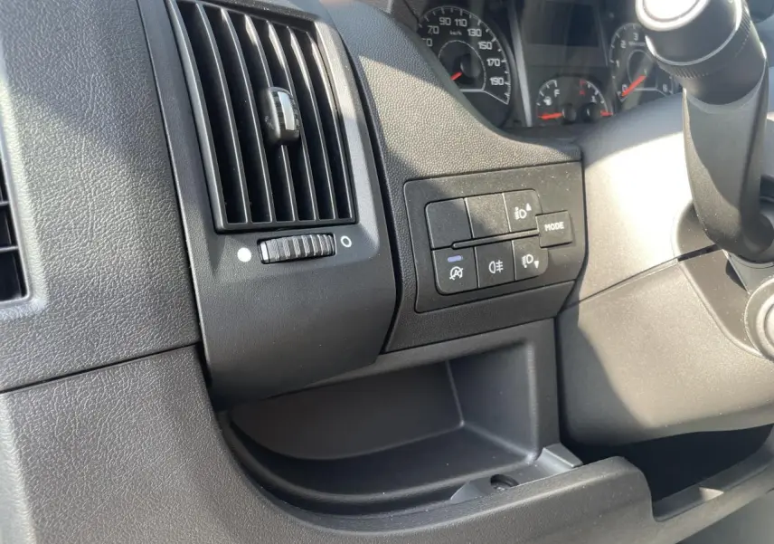 Détail du tableau de bord côté gauche du Citroën Jumper blanc 2023, montrant les commandes d'éclairage et la ventilation.
