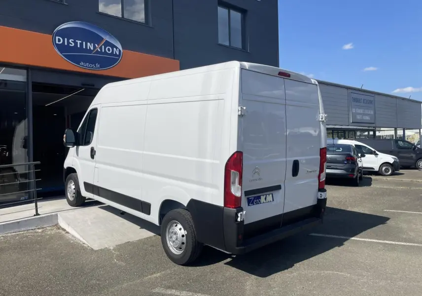 Vue 3/4 arrière droite d’un utilitaire Citroën Jumper blanc avec portes arrière tôlées et jantes acier.