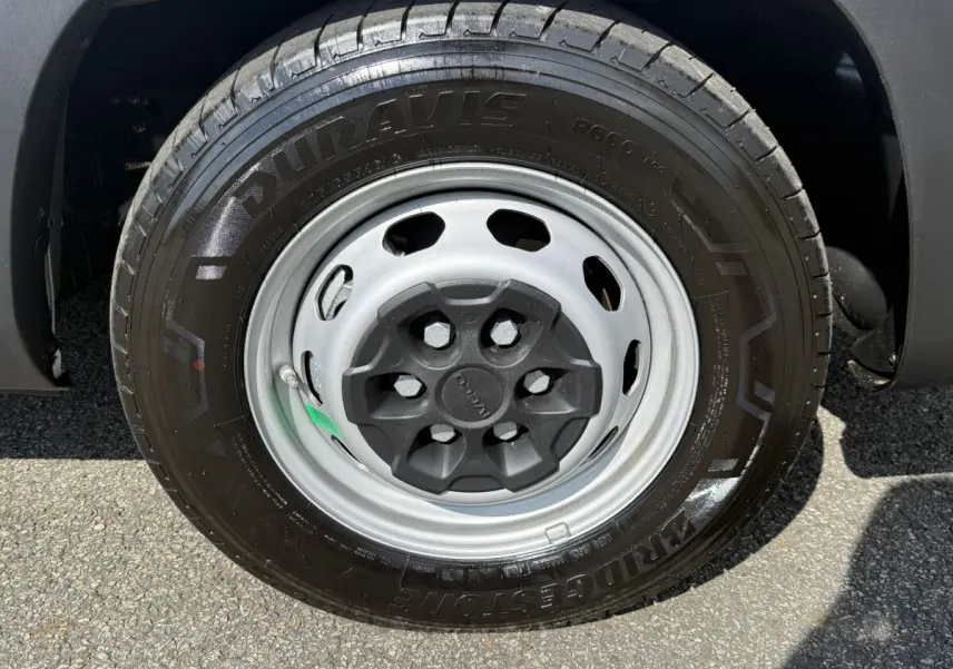 Gros plan sur la roue avant droite du fourgon blanc Iveco Daily 35S18 2026 avec jante acier grise et pneu Bridgestone.