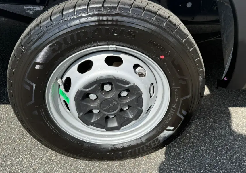 Gros plan sur la roue avant droite du Iveco Daily blanc 2026 avec jante acier grise et pneu Bridgestone Duravis.