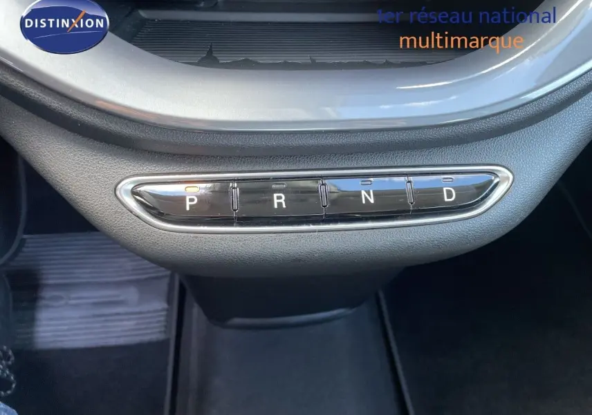Gros plan sur la commande de boîte automatique de la FIAT 500 électrique 2023, avec indication des modes P, R, N, D.