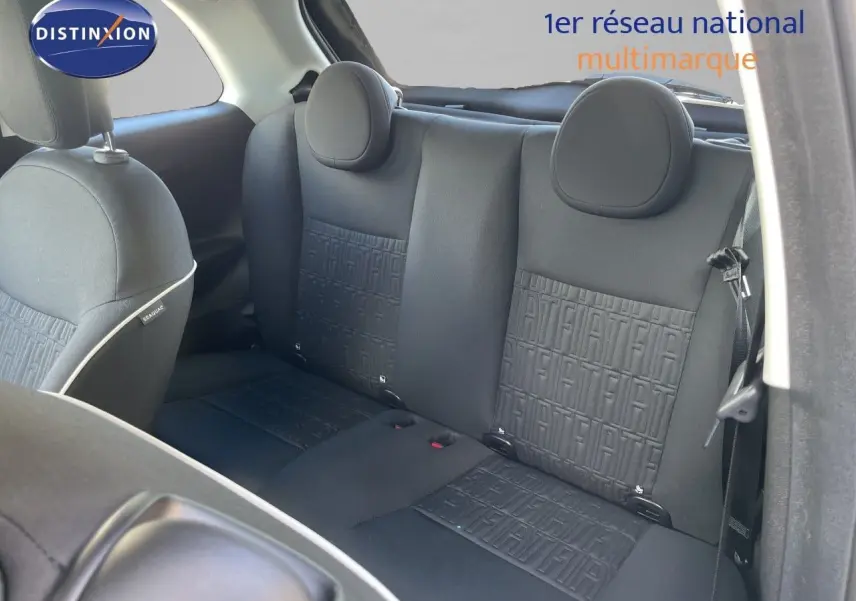 Vue intérieure arrière montrant les sièges noirs avec motif FIAT embossé sur une Fiat 500 électrique 2023.
