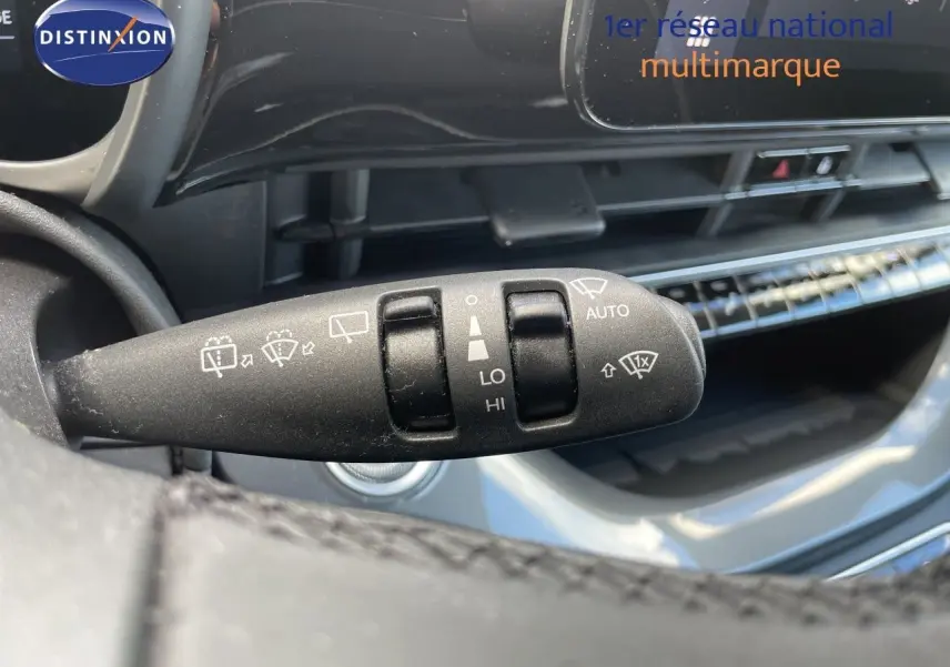 Gros plan sur la commande d'essuie-glace dans l'habitacle noir de la FIAT 500 électrique 2023.
