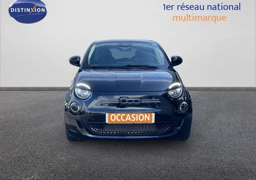 Vue de face d'une FIAT 500 électrique 2023 en noir Onyx avec plaque "OCCASION" sur un fond neutre.