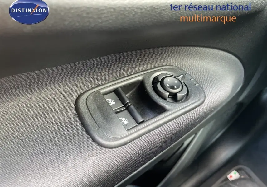 Détail des commandes de lève-vitres et réglage des rétroviseurs sur la porte côté conducteur d'une Fiat 500 électrique noire.