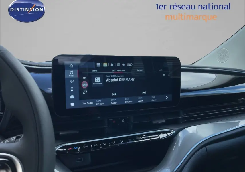 Vue intérieure du tableau de bord de la Fiat 500 électrique 2023 noir Onyx, avec écran tactile central et commandes climatisation.