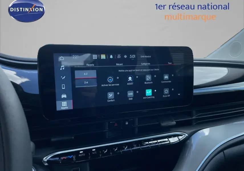 Vue intérieure centrée sur l'écran tactile du tableau de bord de la Fiat 500 électrique noir onyx, affichant les options multimédia.