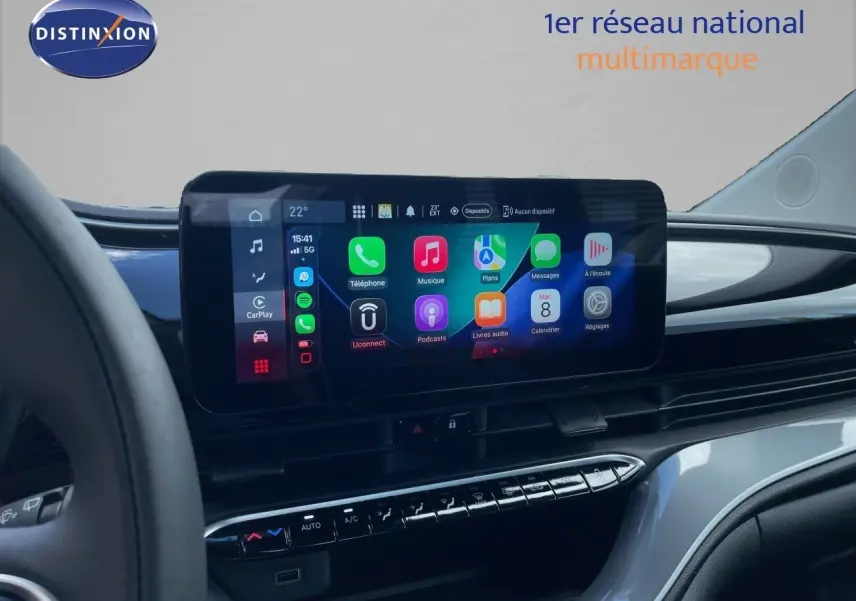 Vue intérieure du tableau de bord de la Fiat 500 électrique 2023, écran tactile central avec interface connectée colorée.